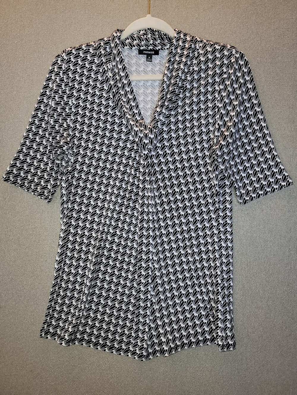 Premise Size Medium Black & White Geometric V-Neck Short Sleeve Blouse